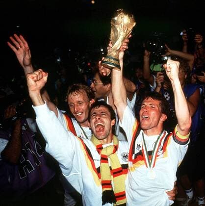 V.l.: Andreas Brehme, Pierre Littbarski und Kapitän Lothar Matthäus mit dem Pokal Fußball WM Herren Weltmeisterschaft 1990, Nationalmannschaft, Länderspiel, Endspiel, Finale: BR Deutschland Totale Rom Glück, Harmonie, Freude,