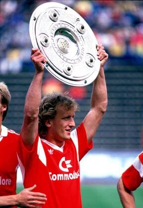 Andreas Brehme hält jubelnd die Meisterschale hoch Fußball 1. BL Herren Saison 1986 1987: FC Bayern München, Deutscher Meister, Deutsche Meisterschaft Porträt Olympiastadion München Glück, Begeisterung, Freude,