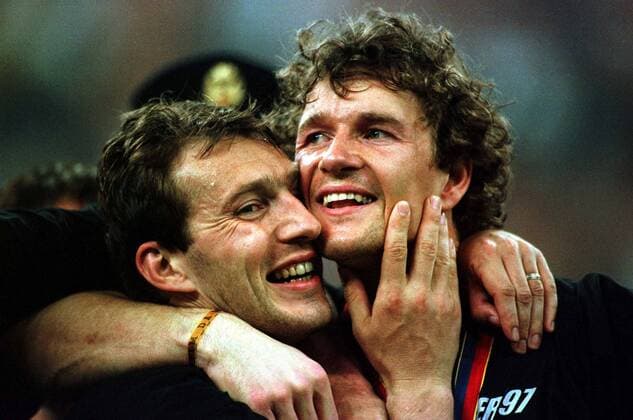 Fußball, FC Schalke 04, UEFA-Pokal Sieger 1997 Torhüter Jens Lehmann und Marc Wilmots (li.) liegen sich jubelnd in den Armen Fußball EC 3 Herren Saison 1996 1997: UEFA-Cup, Finale, Rückspiel, FC Schalke 04 Gruppe Guiseppe-Meazza-Stadion Mailand Glück, Harmonie, Begeisterung, Freude, Kameradschaft,