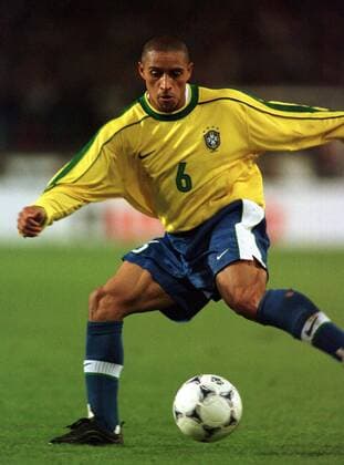 Roberto Carlos mit Ball Fußball Länderspiel Herren Nationalmannschaft 1998, Brasilien, DFB-Team, Nationalteam, Nationaltrikot Einzelbild Gottlieb-Daimler-Stadion Stuttgart Dynamik,