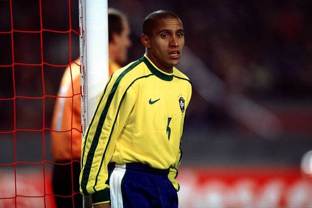 Roberto Carlos sichert den Torpfosten Fußball Länderspiel Herren Nationalmannschaft 1998, Brasilien, Nationalteam, Nationaltrikot Porträt Gottlieb-Daimler-Stadion Stuttgart Nachdenklichkeit, Spannung,
