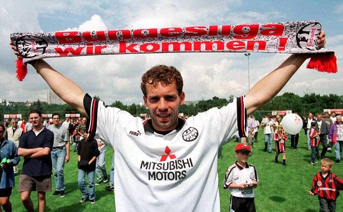 Ralf Weber mit Fanschal 1. Bundesliga, wir kommen! Fußball 2. BL Herren Saison 1997 1998: Eintracht Frankfurt Einzelbild Waldstadion Frankfurt M. Freude,