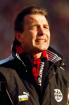 Coach Karl-Heinz Körbel leidet Fußball 1. BL Herren Saison 1995 1996: Eintracht Frankfurt Porträt Waldstadion Frankfurt M. Skepsis, Verzweiflung,