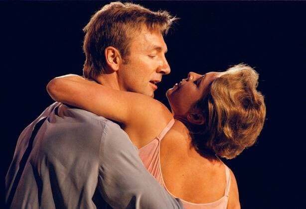 Das Britische Traumpaar Jayne Torvill und Christopher Dean (li.) bei einer ausdrucksvollen Umarmung während ihres Programms Eiskunstlauf Worldstars on Ice 1998, Gala, Schaulaufen, Eiskunstlaufen, Paarlauf, Paarlaufen, Paar, Paare Gruppe Berlin Harmonie, Anmut, Romantik,