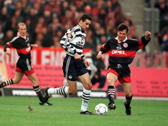 Michael Preetz mit Ball attackiert von Bayerns Lothar Matthäus Fußball 1. BL Herren Saison 1997 1998: Hertha BSC Berlin - FC Bayern München Gruppe Olympiastadion Berlin Dynamik, Kampf,