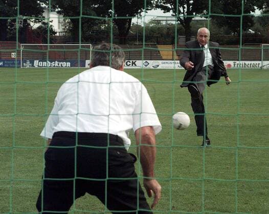 Energie-Präsident Dieter Krein schießt einen Elfmeter, im Tor Manager Klaus Stabach Fußball 2. BL Herren Saison 1997 1998, Energie Cottbus Gruppe Stadion der Freundschaft Cottbus Dynamik,