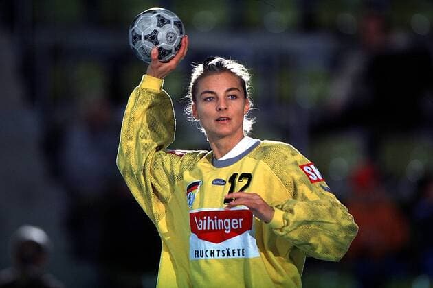 Torfrau Christine Lindemann beim Abwurf Handball WM Damen Weltmeisterschaft, Frauen, Länderspiel, Nationalmannschaft 1997: Deutschland Einzelbild Glaspalast Sindelfingen Dynamik,