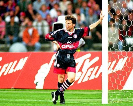Lothar Matthäus beschäftigungslos an den Torpfosten gelehnt Fußball 1. BL Herren Saison 1997 1998: FC Bayern München Einzelbild Olympiastadion München Komik, Langeweile, Überlegenheit,