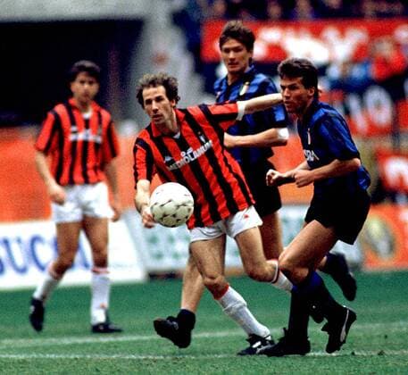 Zwei Große des internationalen Fußballs im Zweikampf: Franco Baresi und Lothar Matthäus Fußball Herren Seria A, Saison 1990 1991, AC Mailand - Inter Mailand, Internazionale, Milan, Milano, Serie Gruppe San Siro Mailand Dynamik, Kampf, Konzentration,