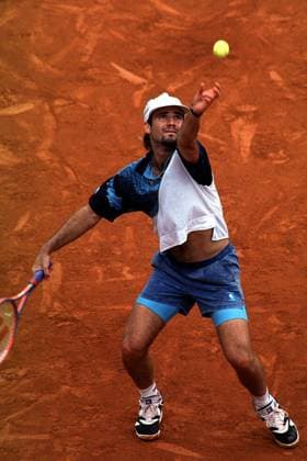 Andre Agassi aus den USA beim Aufschlag Tennis Herren ATP-Tour, French Open, Grand Slam, Sand Einzelbild Roland Garros Paris Dynamik, Konzentration,