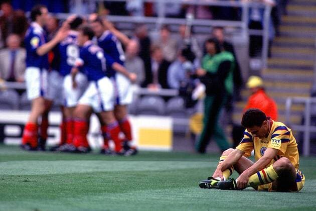 Freud und Leid eng beieinander: Der Rumäne Gheorghe Mihali sitzt mit gesenktem Kopf auf dem Rasen Fußball EM Herren Europameisterschaft 1996, Länderspiel, Nationalmannschaft: Rumänien - Frankreich Totale Enttäuschung, Freude, Begeisterung, Verzweiflung