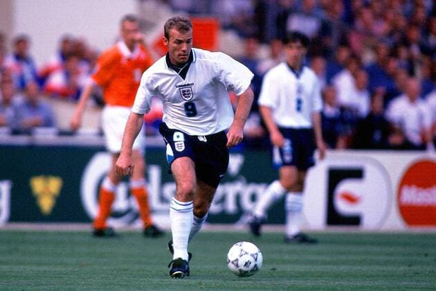 Englands Alan Shearer mit Ball Fußball EM Herren Europameisterschaft 1996, Länderspiel, Nationalmannschaft: England Einzelbild Wembley-Stadion London Dynamik,