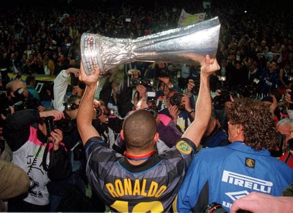 Der Mailänder Ronaldo präsentiert seinen Fans den Pokal Fußball EC 3 Herren UEFA-Pokal, Cup, Saison 1997 1998, Finale, Endspiel, Sieger Internazionale Mailand, Siegerfoto, Totale Prinzenparkstadion Paris, Prinzenpark Glück,