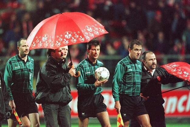 Schiedsrichter Wolfgang Stark und seine Schiedsrichterassistenten werden zum Schutz vor Wurfgeschossen unter einem Schirm vom Platz geführt Fußball 1. BL Herren Saison 1997 1998: Totale Fritz-Walter-Stadion, Betzenberg Kaiserslautern