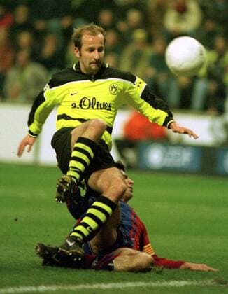 Internationale Härte erfährt Björn Mehnert bei der Grätsche von Barcelonas Kapitän Luis Figo Fußball Herren Supercup, Super-Cup, Saison 1997 1998: BVB Borussia Dortmund - FC Barcelona Gruppe Westfalenstadion Dortmund Dynamik, Kampf,