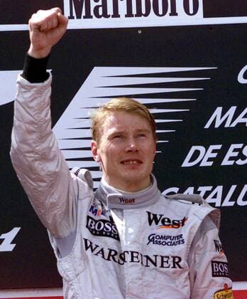 Mika Häkkinen mit der Siegerfaust auf dem Podium Motorsport Grand Prix Herren Formel 1, F1, Saison 1998, Großer Preis von Spanien, Team Mc Laren - Mercedes, Einzelbild Circuit de Catalunya Barcelona Glück, Begeisterung, Freude,