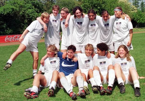 Der Deutsche Meister, u.a.: Birgit Prinz, Sandra Smisek Fußball 1. BL Damen Frauen, Frauenfußball, Saison 1997 1998: FSV Frankfurt Totale Praunheim Harmonie, Freude,