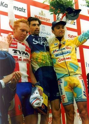 Sieger Fabio Baldato (Italien, Mi.), Zweitplazierter Bo Larsen (Dänemark, li.) und Drittplazierter Stefano Garzelli (Italien, re.) reißen jubelnd die Arme hoch Radsport Herren 37. Rennen Rund um den Henninger Turm 1998, Radrennen, Radrennsport, Straßenradsport, Straße Gruppe Henninger Turm Frankfurt M. Freude, Erschöpfung,