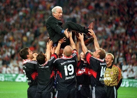 Trainer Giovanni Trapattoni auf den Armen seiner Spieler, u.a. Mario Basler, Carsten Jancker, Markus Babbel Fußball Herren DFB - Pokal, DFB-Pokalfinale 1998: FC Bayern München, Finale, Endspiel, Pokalendspiel Totale Olympiastadion Berlin Harmonie, Freude,