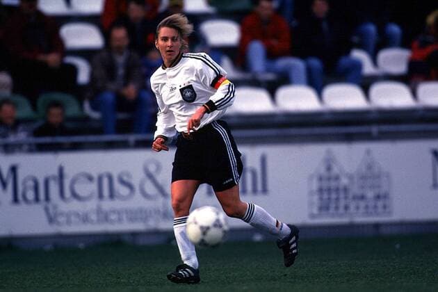 Kapitän Martina Voss paßt den Ball Fußball Länderspiel Damen 1997, Frauen, Frauenfußball, Nationalmannschaft Deutschland, Nationalteam, Frauennationalmannschaft Einzelbild Dynamik,