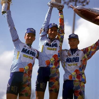 Die drei Erstplazierten vom Team Mapei, v.l.: Andrea Tafi, Franco Ballerini (beide Italien), Wilfried Peeters (Belgien) Radsport Herren Straßenradsport, Profi, Profis, Straße, Radrennen, Rad, Straßenrennen 1998 Gruppe Harmonie, Überlegenheit, Freude,