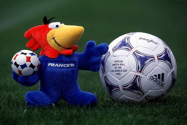 Das Maskottchen der Fußball-WM, Footix, ein gallischer Hahn mit dem WM-Ball Tricolore Fußball WM Herren Länderspiel, Weltmeisterschaft in Frankreich, Nationalmannschaft 1998, Shooting, Fotoshooting Totale