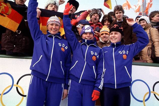 V.l.: Karin Enke, Andrea Schöne und Gabi Schönbrunn (alle DDR) jubelnd Eisschnellauf OS Winter Damen Olympische Spiele 1988, Olympia, Winterspiele, Olympiade, Frauen Gruppe Calgary Freude, Überlegenheit,
