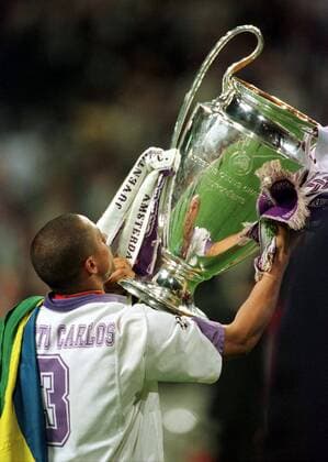 Roberto Carlos betrachtet stolz den Siegerpokal Fußball EC 1 Herren Saison 1997 1998: Champions-League-Finale, Endspiel, Real Madrid (Spanien) Einzelbild Arena Amsterdam Freude,