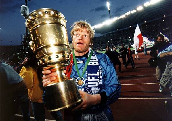 Wenigstens etwas: Oliver Kahn hat ein Saisonziel erreicht Fußball Herren DFB-Pokal 1998, Pokalfinale, Endspiel, Pokalendspiel, Pokalsieger, Finale Einzelbild Olympiastadion Berlin Freude