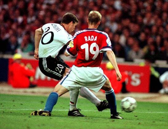 Oliver Bierhoff erzielt mit diesem Schuß das Golden Goal, welches die EM entscheidet und Deutschland zum Europameister macht Fußball EM Herren Europameisterschaft 1996, Nationalmannschaft, Länderspiel, Deutschland - Tschechien 2:1 Gruppe Wembleystadion London Dynamik,