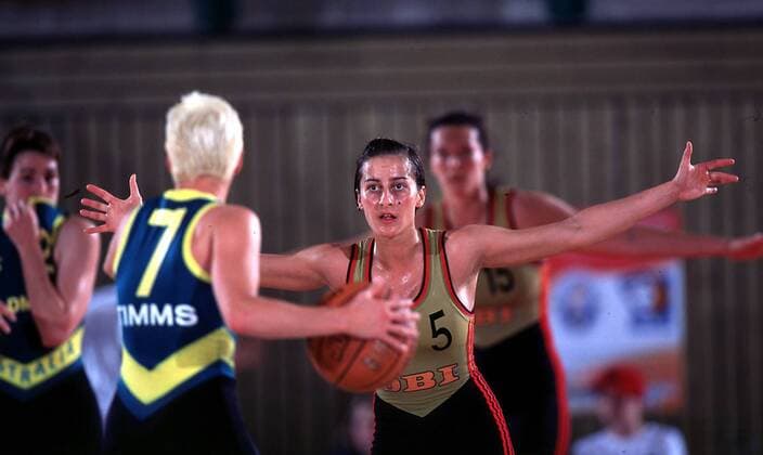 Andrea Hohl in der Defense gegen die ballführende Australierin Michelle Timms Basketball WM Damen Frauen, Weltmeisterschaft 1998, Vorrunde: BR Deutschland - Australien Gruppe Wuppertal Abwehr, Konzentration,