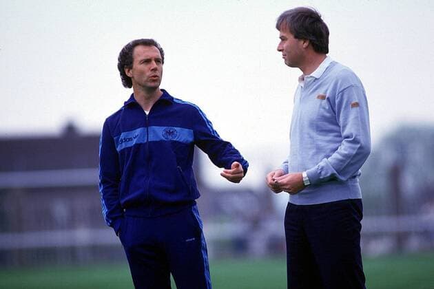 Teamchef Franz Beckenbauer (li.) im Gespräch mit Rainer Holzschuh Fußball Länderspiel Herren Nationalmannschaft 1986: BR Deutschland, Training, Trainingslager, WM-Vorbereitung Gruppe