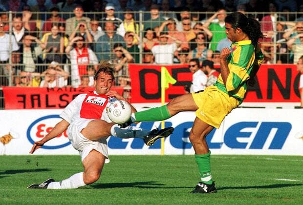 Uerdingens Hasan Vural klärt vor Jürgen Klopp (li.) Fußball 2. BL Herren Saison 1997 1998: FSV Mainz 05 - KFC Uerdingen Gruppe Stadion am Bruchweg Mainz Dynamik, Kampf,