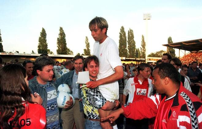 Dem Abstieg entronnen: Jürgen Klopp auf den Armen von einem Fan Fußball 2. BL Herren Saison 1997 1998: FSV Mainz 05 Totale Stadion am Bruchweg Mainz Harmonie, Freude, Begeisterung,