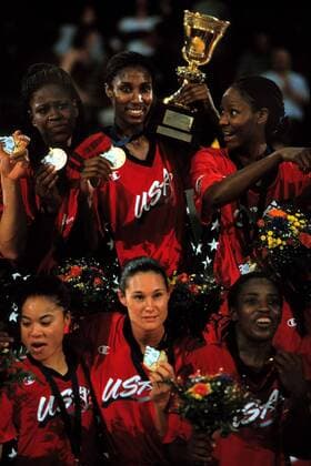 Jubelnde Amerikanerinnen, u.a. Lisa Leslie mit dem Pokal Basketball WM Damen Weltmeisterschaft 1998, Frauen, Länderspiel, Nationalmannschaft: USA, Finale, Endspiel Totale Max-Schmeling-Halle Berlin Freude,