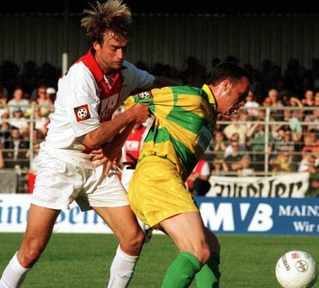 Der Mainzer Jürgen Klopp (li.) beim Duell um den Ball mit Dirk van der Ven Fußball 2. BL Herren Saison 1997 1998: FSV Mainz 05 - KFC Uerdingen Gruppe Stadion am Bruchweg Mainz Dynamik, Kampf,