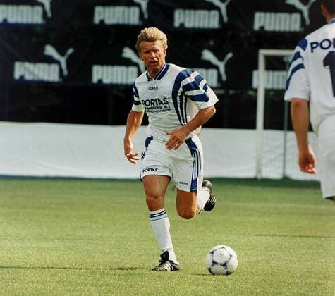 Bernd Förster bei einem Benefizspiel am Ball Fußball Herren Traditionsspiel, Alte Herren, Senioren, Seniorenfußball, Traditionsmannschaft, 1998 Einzelbild Barsinghausen