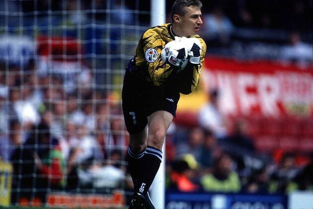 Fußball, EM Finale 1996 in London, Deutschland - Tschechien 2:1 n.V. Torwart Petr Kouba hält den Ball sicher Fußball EM Herren Europameisterschaft 1996, Länderspiel, Nationalmannschaft: Tschechien Einzelbild Wembley-Stadion London Abwehr,