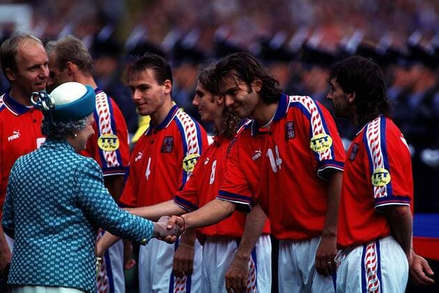 Fußball, EM Finale 1996 in London, Deutschland - Tschechien 2:1 n.V. Queen Elizabeth II. bei der Begrüßung der Spieler: hier mit Patrik Berger Fußball EM Herren Europameisterschaft 1996, Länderspiel, Nationalmannschaft: Tschechien Totale Wembley-Stadion London Freude,