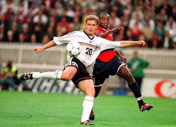 Oliver Bierhoff holt zum Torschuß aus, Pope kann nicht mehr eingreifen Fußball WM Herren Weltmeisterschaft 1998, Vorrunde, Gruppe F, Nationalmannschaft, Länderspiel, Deutschland - USA 2:0 Gruppe Prinzenparkstadion Paris, Prinzenpark Abwehr, Dynamik, Kampf,