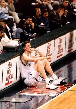 Shawn Bradley von den Dallas Mavericks sitzt nachdenklich an der Bande Basketball Herren NBA, Saison 1997 1998, National Basketball Association: Dallas Mavericks Einzelbild Nachdenklichkeit,