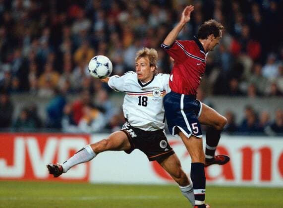 Jürgen Klinsmann stoppt den Ball mit der Brust und schießt am desorientierten Tom Dooley (USA) vorbei das 2:0 Fußball WM Herren Weltmeisterschaft 1998, Vorrunde, Gruppe F, Nationalmannschaft Deutschland - USA 2:0 Gruppe Prinzenpark-Stadion Paris Dynamik, Konzentration,