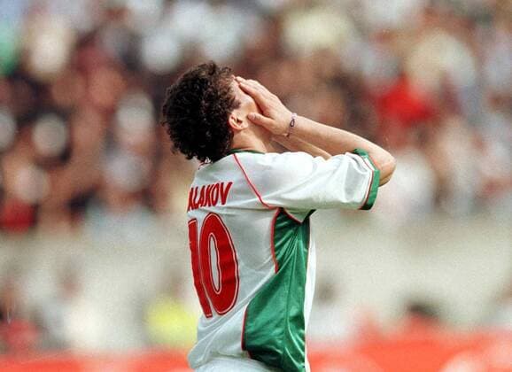 Der Bulgare Krassimir Balakov vergräbt verzweifelt sein Gesicht in beiden Händen Fußball WM Herren Weltmeisterschaft 1998, Länderspiel, Vorrunde, Gruppe D, Nationalmannschaft: Bulgarien Einzelbild Prinzenpark-Stadion Paris Enttäuschung, Verzweiflung, Wut