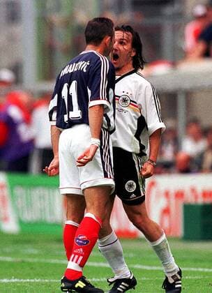 Der Jugoslawe Sinisa Mihajlovic (li.) und Jens Jeremies schreiend, nachdem er von seinem jugoslawischen Gegenüber angespuckt wurde Fußball WM Herren Weltmeisterschaft 1998, Nationalmannschaft, Nationalteam, Nationaltrikot, Vorrunde, Gruppe F Gruppe Stade Felix-Bollaert Lens, Serbien-Montenegro Kampf, Wut, Spannung,