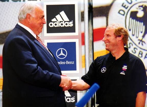 Männerfreunde: Bundeskanzler Helmut Kohl schüttelt Bundestrainer Berti Vogts die Hand Fußball WM Herren Weltmeisterschaft 1998, Nationalmannschaft, Nationalteam, Deutschland, Vorrunde, Gruppe F Gruppe Nizza Kameradschaft,