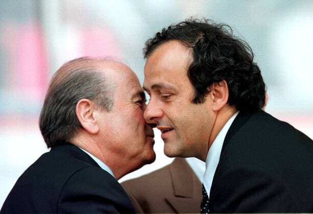 FIFA Präsident Joseph Blatter und der Chef vom Organisationskomitee dieser WM, Michel Platini, im intimen Gespräch Fußball WM Herren Weltmeisterschaft 1998, Gruppe Prinzenparkstadion Paris Harmonie, Kameradschaft,