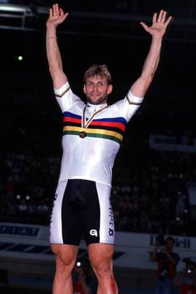 Michael Hübner (Deutschland), jubelt bei der Siegerehrung der Bahn-WM auf dem Podium Radsport WM Herren Bahn - Weltmeisterschaft 1991, Halle, Bahnradsport Einzelbild Glück, Harmonie, Freude,