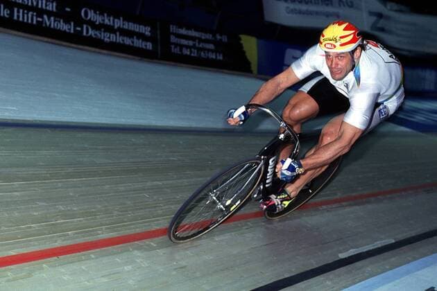 Michael Hübner (Deutschland) beim Sprinter - Cup Radsport Herren Sprinter - Cup in Bremen 1992, Bahnradsport, Bahnrad, Rennen, Radsport in der Halle Einzelbild Bremer Stadthalle Bremen Dynamik, Anstrengung, Konzentration,