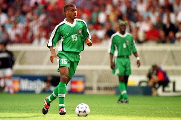Der Nigerianer Sunday Oliseh am Ball Fußball WM Herren Weltmeisterschaft 1998, Länderspiel, Nationalmannschaft, Nationalteam, Nationaltrikot Einzelbild Prinzenpark Paris Dynamik,