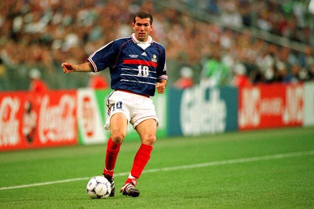 Der Franzose Zinedine Zidane am Ball Fußball WM Herren Weltmeisterschaft 1998, Länderspiel, Nationalmannschaft, Nationalteam, Nationaltrikot Einzelbild Stade de France St. Denis